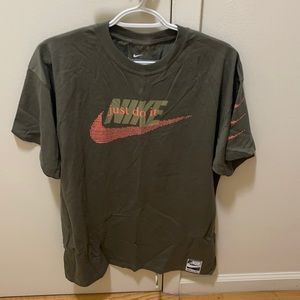 Men’s olive/peach Nike t-shirt new no tags